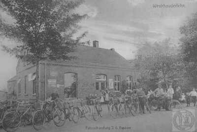 Vorschaubild: Wenn man das Westrhauderfehner Untenende in Richtung Ostrhauderfehn verließ befand sich am Ortsausgang ab 1914 eine Fahrradhandlung mit Reparaturwerkstatt von Johann Garrelts Roskam (*1884 in Ostrhauderfehn), der mit Johanne geb. Galts verheiratet war.
