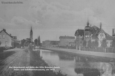 Vorschaubild: Der Rajenkanal um 1910. Rechts sieht man die Villa Graepel (heute Fehn- und Schiffahrtsmuseum) und daneben Hartwig Graepels Wohnhaus (später Wohnsitz der Familie Boner) mit dem Kontor der Holzhandlung (1990 abgerissen). Fotoquelle: Günther Graepel.