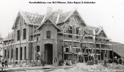 Vorschaubild: Dieses Eckhaus wurde in den Jahren 1898 bis 1902 vom Bauunternehmer Harm Collmann für den Bauherrn Weert Friedrich Plümer errichtet. Plümer wurde 1861 in Westrhauderfehn geboren. 1891 heiratete er die Langholterin Ida Noormann, welche bereits 1897 verstarb. In zweiter Ehe war er ab 1899 mit Gretchen Mennen Watzema aus Breinermoor verheiratet. Fotoquelle: Harm Blumhoff.