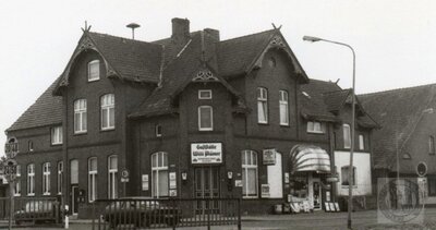 Vorschaubild: Die Straße an der 2.Südwieke Westrhauderfehns beim Geschäftshaus Plümer wurde 1986 aus Gründen der Verkehrssicherheit verlegt.