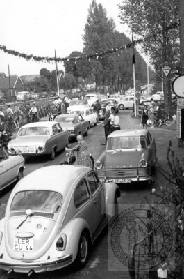 Vorschaubild: Lange Autoschlangen bewegten sich 1969 während der 200-Jahr-Feier auch am Rajenkanal entlang. (Fotoquelle: Eva Klock).