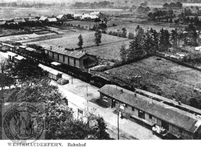 Vorschaubild: 1912 wurde die Kleinbahnstrecke Westrhauderfehn – Ihrhove eröffnet. Dieses Foto zeigt das Gelände der Kleinbahn in den 1920er Jahren. Heute befindet sich hier der Busbahnhof der VLL.
