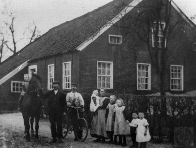 Vorschaubild: Familie Ernst und Elsine de Buhr aus der 2.Südwieke Westrhauderfehns (um 1910). Natürlich mussten auch das Pferd und das damals moderne Fahrrad vom Photograhen aufgenommen werden. Foto überlassen von Egon de Buhr.