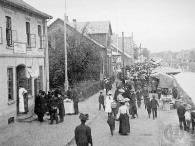 Vorschaubild: Der „Fehntjer Markt“ um 1908. Das lebendige Marktgeschehen spielte sich bis zum Herbstmarkt 1950 am Untenende ab.