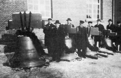 Vorschaubild: Foto von der feierlichen Einholung der Kirchenglocken Westrhauderfehn am 2.Advent 1925, welche mit Tannengirlanden bekränzt waren. In der Woche vor dem 4.Advent wurden die Glocken bei kaltem Schneewetter auf den Turm gezogen. (Foto überlassen von Michael Till Heinze).