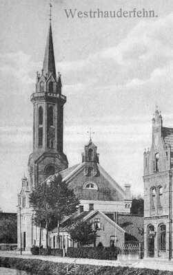 Vorschaubild: 52 Meter hoch ragt der Turm der Kirche Westrhauderfehns empor, welcher 1885 errichtet wurde.