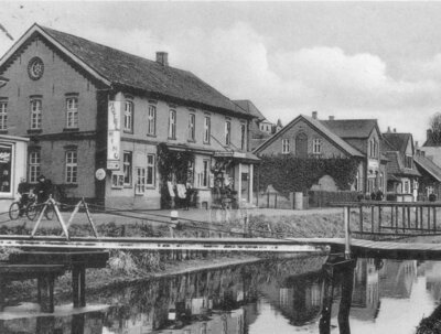 Vorschaubild: Der Hotel- und Kinobetrieb „Zum Goldenen Anker“ am Untenende in Westhauderfehn war weithin bekannt. Erbaut wurde das Gebäude  Untenende 25 im Jahre 1868. Heute ist hier u.a. das Blumengeschäft 