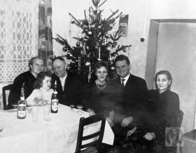Vorschaubild: Die Zeit zwischen Weihnachten und Sylvester waren früher als Verlobungstag beliebt. So war es auch 1960 in Burlage, als sich Thekla Behrens und Heinz Niehues im Kreise ihrer Familie das Eheversprechen feierten. Foto überlassen von H. Niehues.