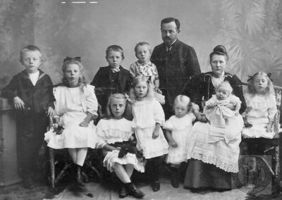 Vorschaubild: Die Aufnahme zeigt die Familie des Kaufmanns Albert Stapelfeld um 1911. Fotoquelle: Georg Stapelfeld.