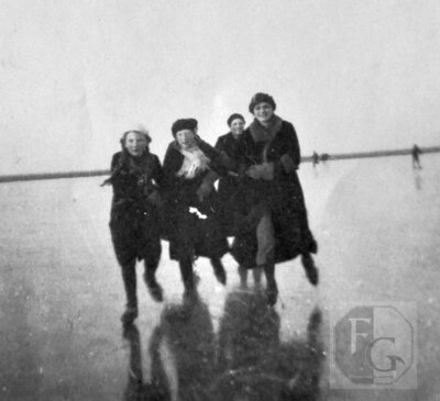 Vorschaubild: Auf dem Eis im Potshauser Hammrich. Foto überlassen von Alma Seemann.