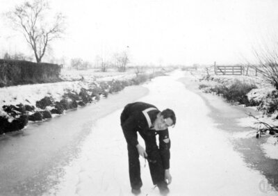 Vorschaubild: Das ist der Marinesoldat Erich Angermann, der sich hier gerade die Schlittschuhe unterschnallt und von Scheers Inwieke aus zur Dosewieke Westrhauderfehn schöfeln will, was in den 1940er Jahren noch möglich war.