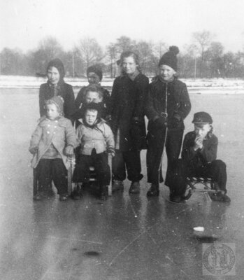 Vorschaubild: Auf dem zugefrorenem Langholter Tief bei der Heubrücke. In den 1950er Jahren waren die angrenzenden Wiesen noch regelmäßig überschwemmt. Hinten (v.l.) Franz Janssen, NN, davor Janssen, Elise Poelker, Erich Bohlmann.