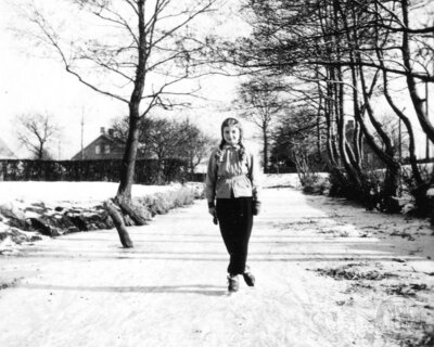 Vorschaubild: Edith Freede auf der Mühlenwieke in Rhaudermoor um 1955. Foto überlassen von Helma Heinze.