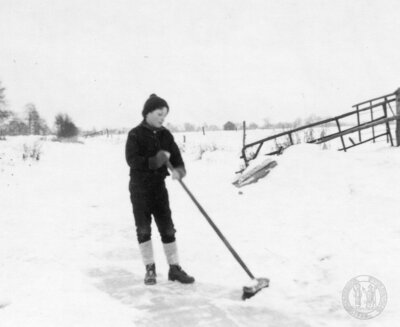 Vorschaubild: Jürgen Schwede fegt den Schnee von der Eisbahn auf der Inwieke bei Scheers Haus, 1.Südwieke Westrhauderfehn. (Foto überlassen von Helma Heinze)