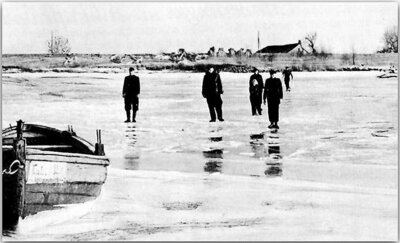 Vorschaubild: Schlittschuhlaufen auf der zugefrorenen Ems, um 1950.