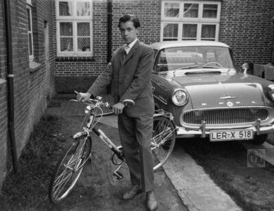 Vorschaubild: Egal ob mit dem Fahrrad, oder dem Auto: der Sonntag lädt zum Ausflug ein. Zu sehen ist hier Johann Greve aus Völlenerkönigsfehn. Hinter ihm sieht man einen Opel Rekord. Foto überlassen von St. Greve.