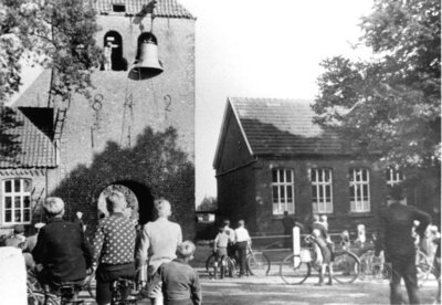 Vorschaubild: Ein interessantes Schauspiel war 1951 der Einbau der Glocken, der von etlichen Ihrhover verfolgt wurde. Die Arbeiten sollen von einem Monteur des Bochumer Vereins und der Bauunternehmung Knipper vorgenommen worden sein.Foto überlassen von Hermann Adams/Repro: F.Groeneveld