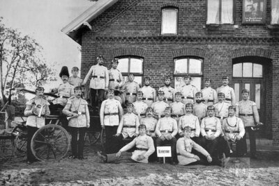 Vorschaubild: Dieses Foto der stattlichen Breinermoorer Feuerwehr entstand um 1907 vor dem Gasthaus „Zum Upstallsboom