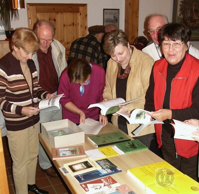 Vorschaubild: Reges Interesse gab es am Büchertisch für die diversen Neuerscheinungen.