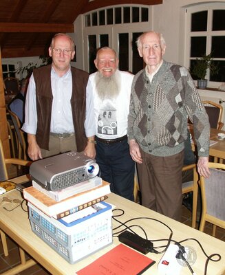 Vorschaubild: Frerich Buscher, Michael Till Heinze und Willi Luikenga (v.l.) beim Treffen im November 2004 im Fehnhaus Ostrhauderfehn.