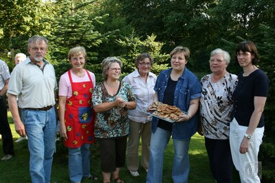 Vorschaubild: Fleißige Bäcker beim Buchweizenpfannkuchen-Essen 2009.