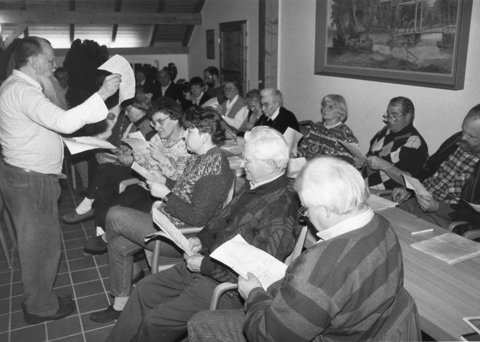Bild: Der langjährige Leiter des Arbeitskreises, Michael Till Heinze, 1994 bei einem Vortrag im Fehnhaus Ostrhauderfehn.