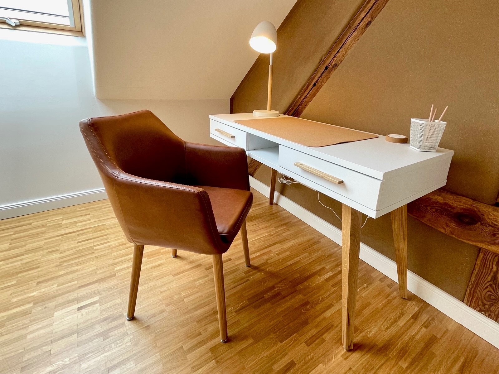 Bild: Schlafzimmer 1 mit Arbeitsplatz