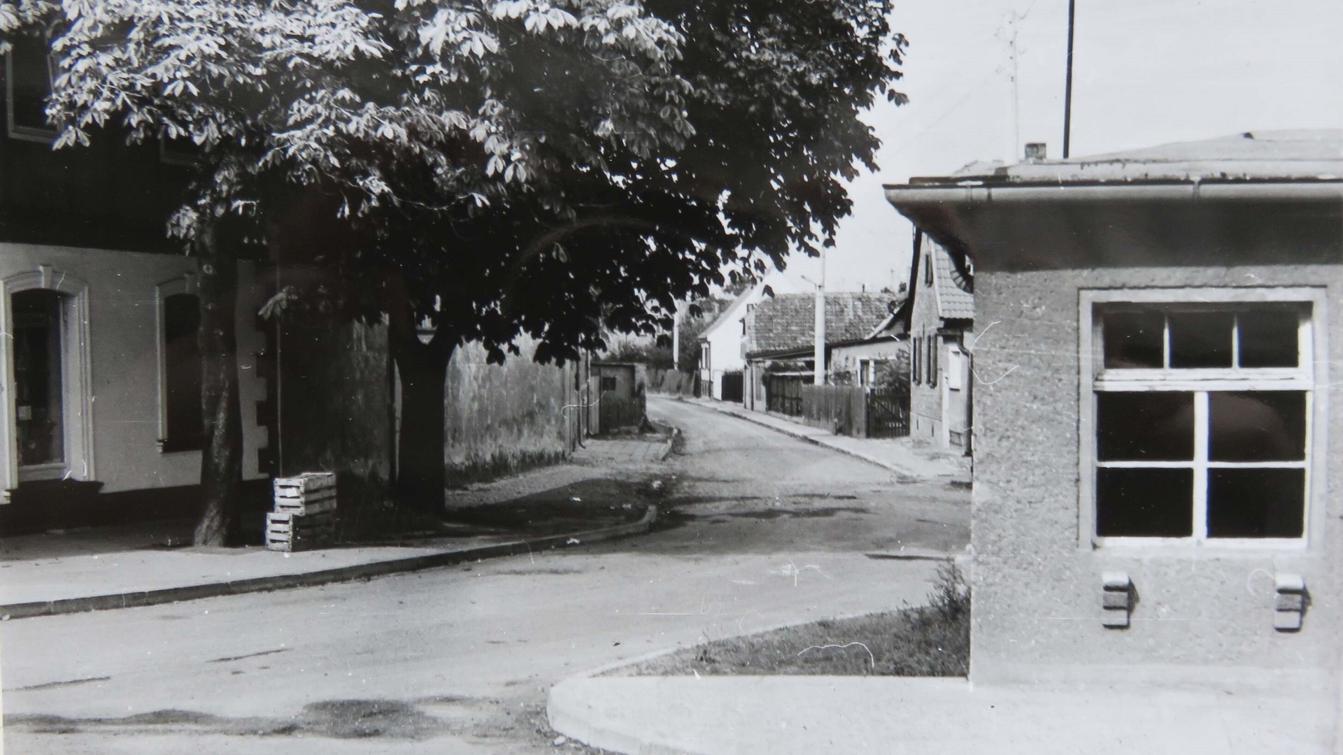 Bild: Markteweg (Quedlinburger Str ) Rieder 1970 (re alte Bushaltestelle und li Löschke - Konsum)