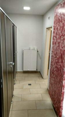 Vorschaubild: Damen-WC - Gang der WC-Kabinen
