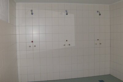 Vorschaubild: Duschen im Keller der Schützenhalle getrennt nach Jungen und Mädchen  Jede Dusche hat drei Brausen