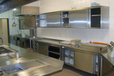 Vorschaubild: Küche mit der Ausstattung Kippbratpfanne, Konvektomat, Spülmaschine, Gasgrill, Fritteuse, Kühlhaus