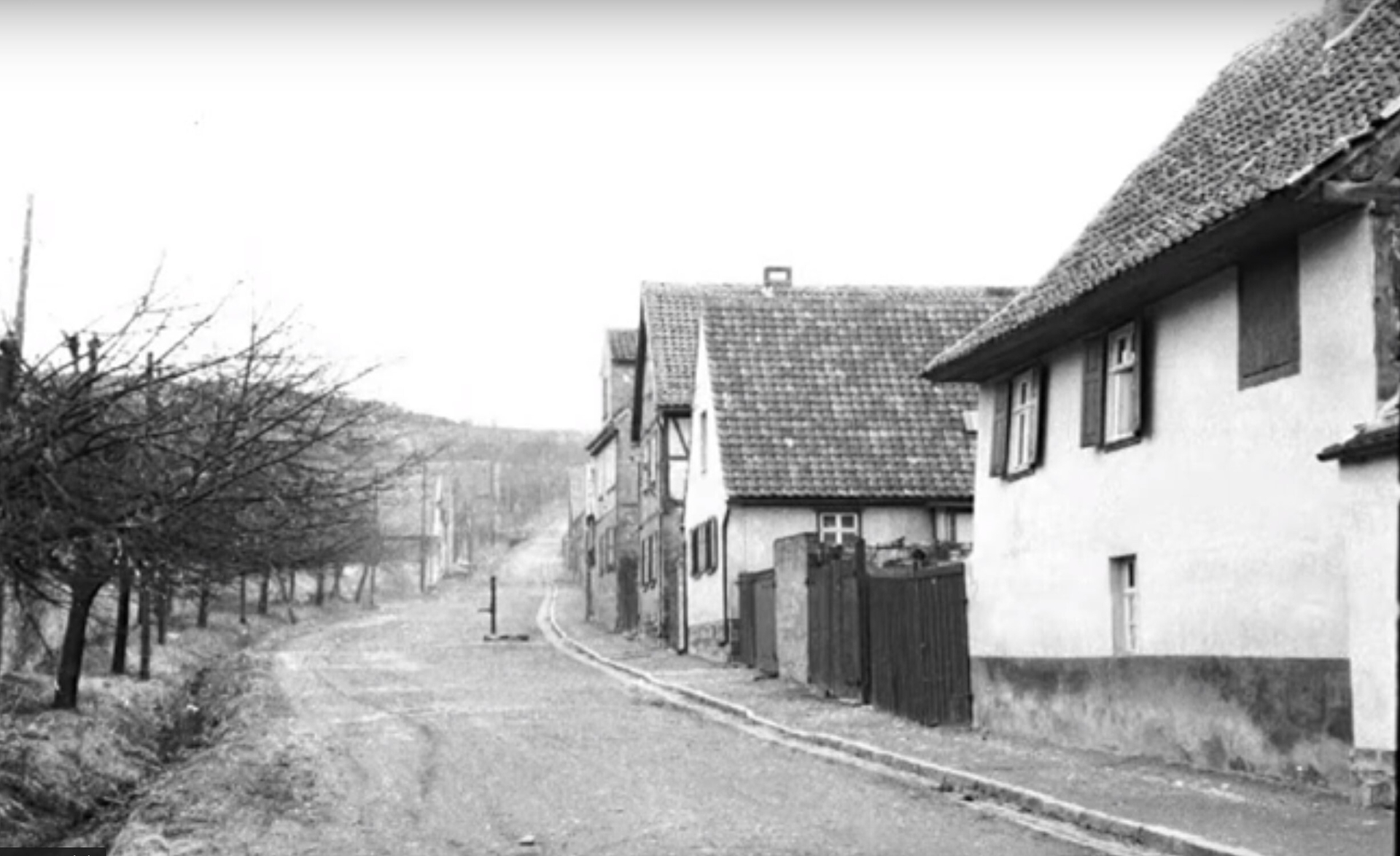 Bild: Kahlenbergstrasse mit Brunnen Höhe Grundstück O Wolter Rieder 1960