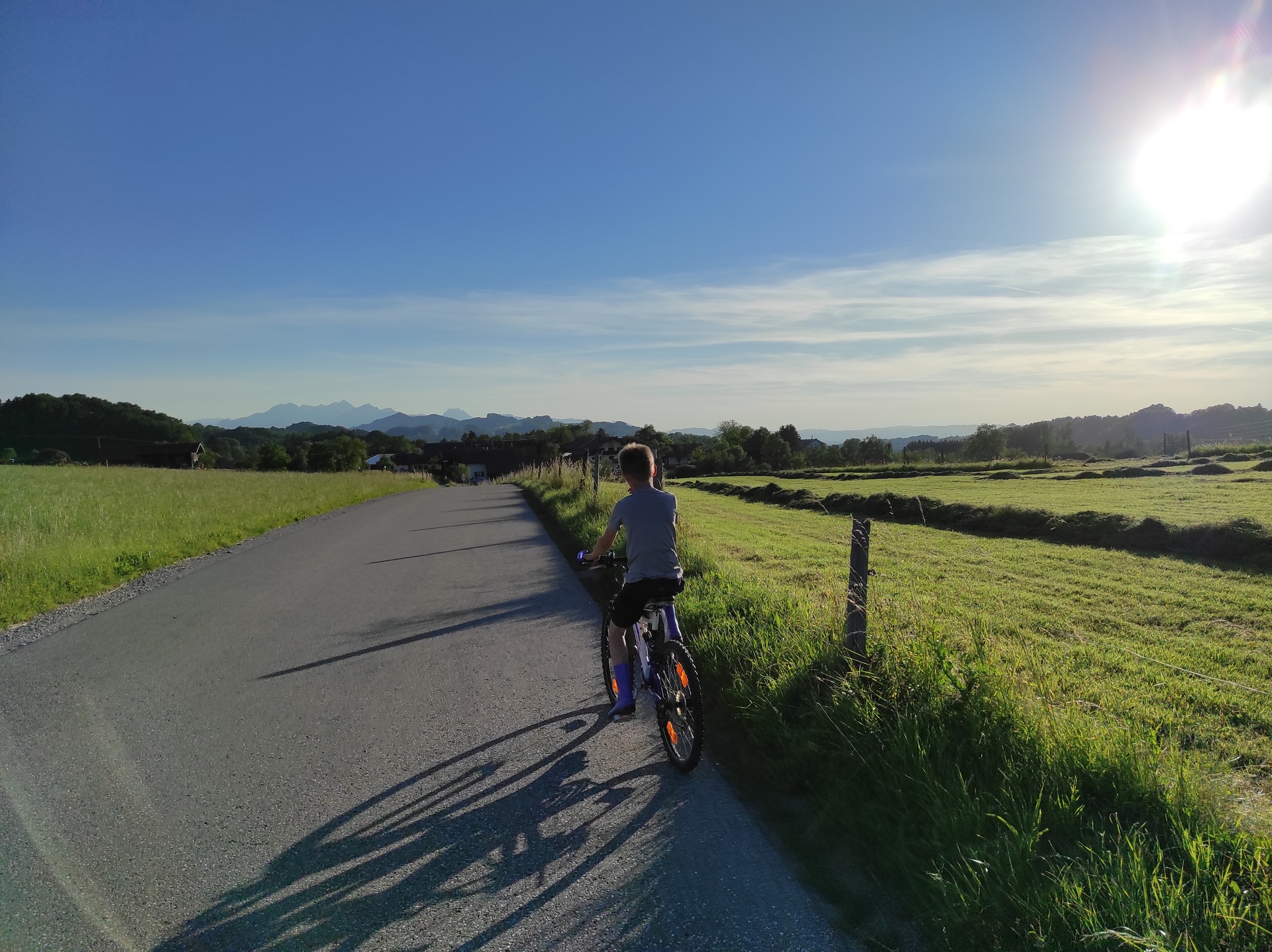 Abendliche Radltour in den Sonnenuntergang  (Bild vergr&ouml;&szlig;ern)