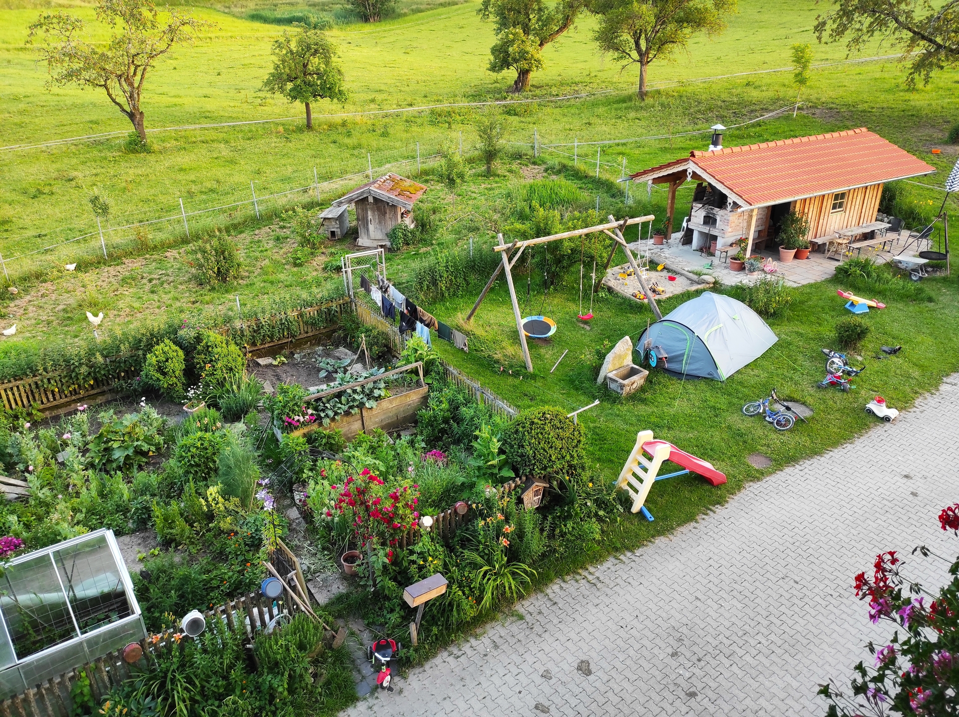 Bauerngarten mit Holzbackofen und H&uuml;hnergehege  (Bild vergr&ouml;&szlig;ern)
