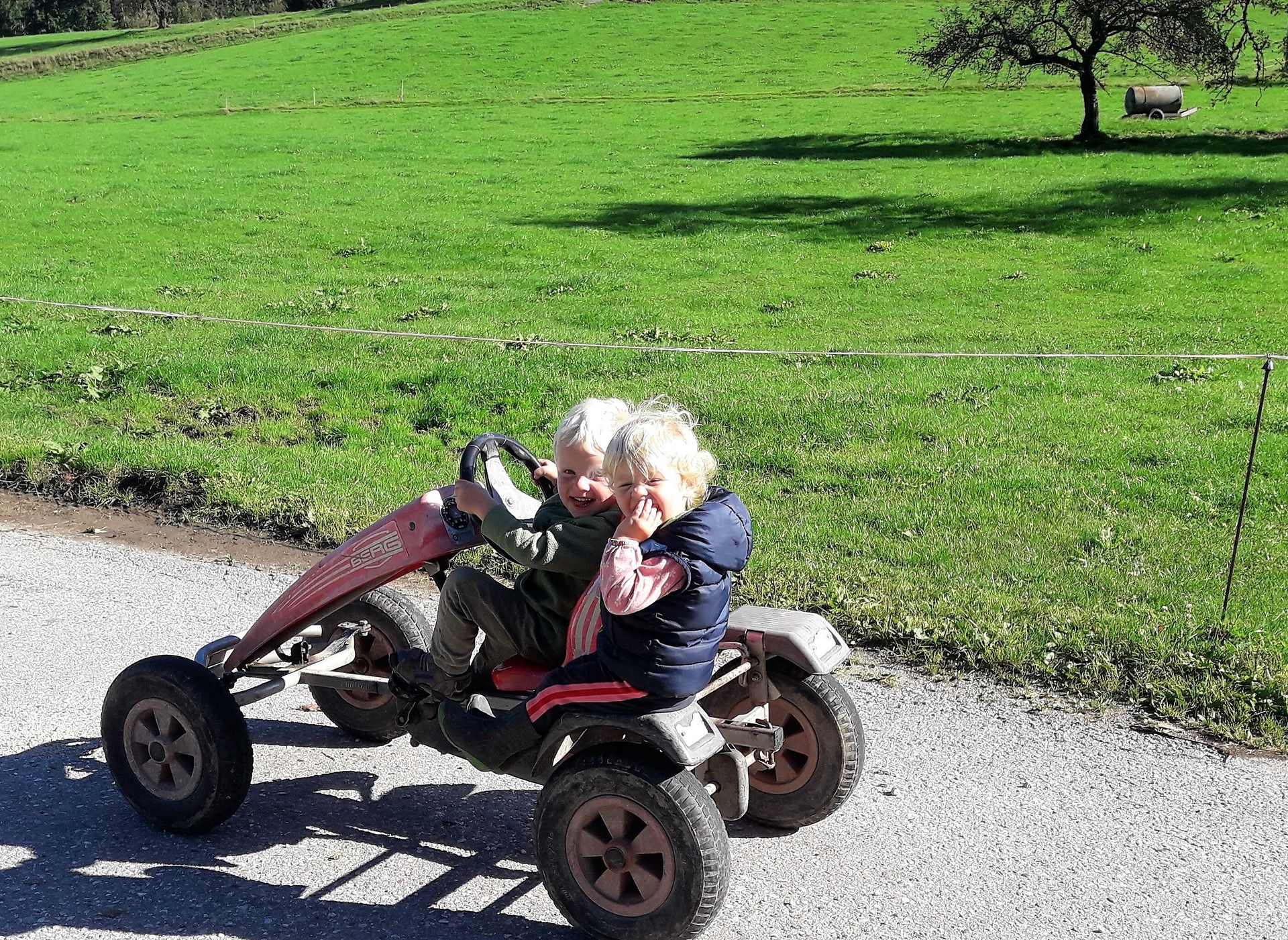 Kindergl&uuml;ck  (Bild vergr&ouml;&szlig;ern)