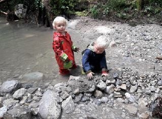 Spielen im Gebirgsbach  (Bild vergr&ouml;&szlig;ern)