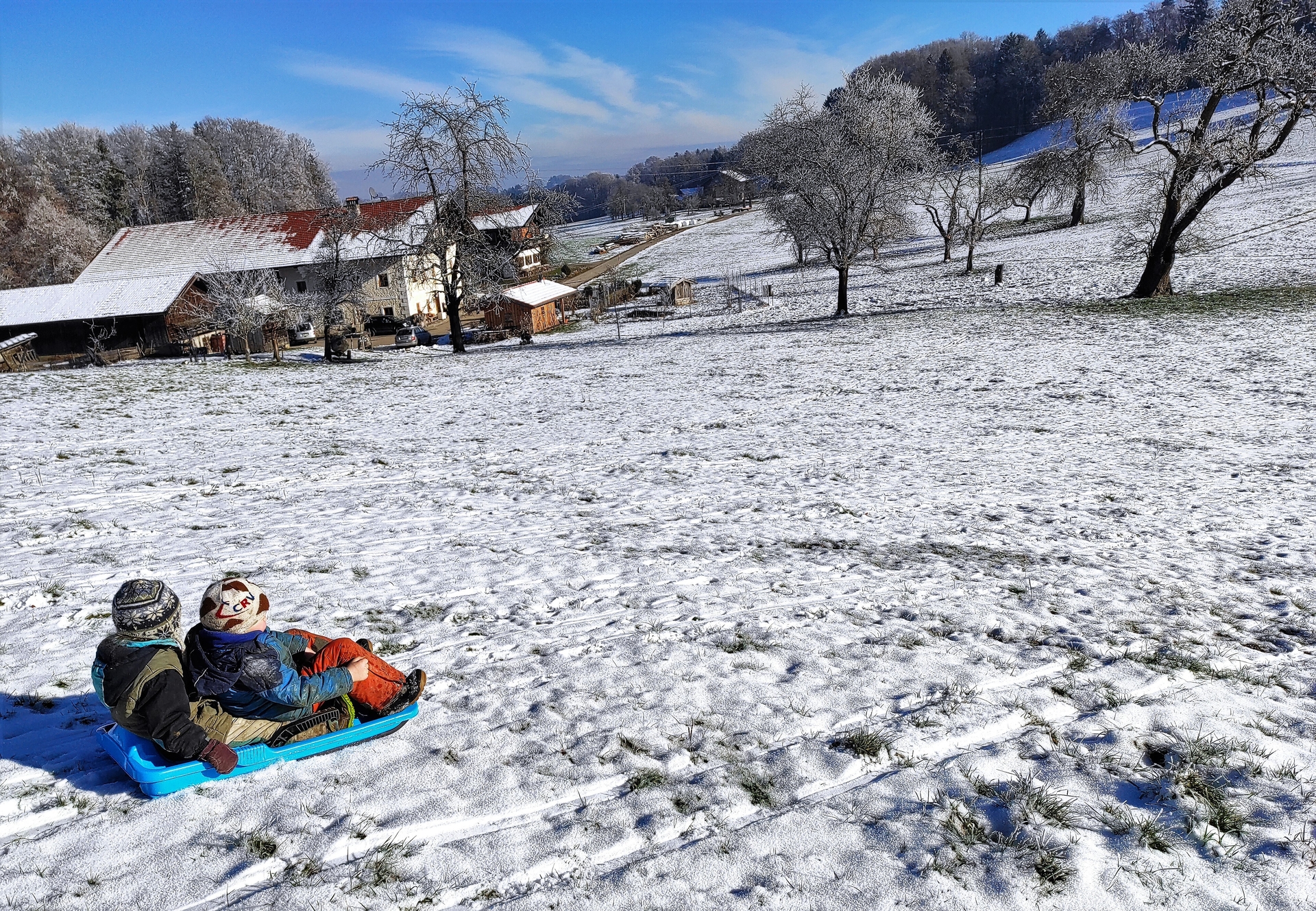 Kinder beim Rodeln am Hof  (Bild vergr&ouml;&szlig;ern)