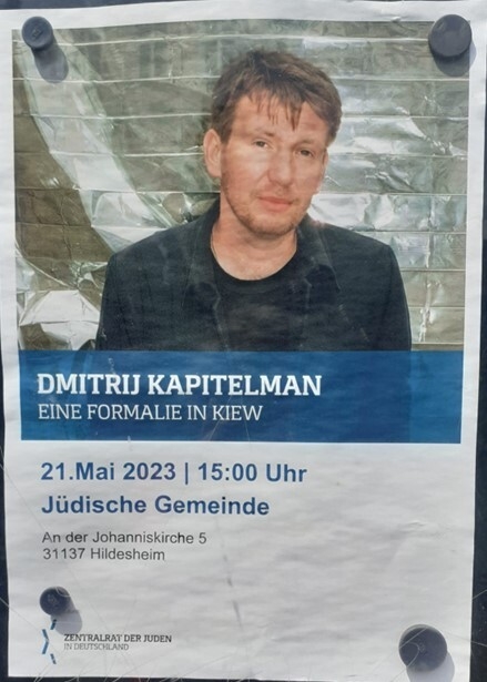 Die J&uuml;dische Gemeinde Hildesheim konnte den aus der Ukraine stammenden Schriftsteller Dmitrij Kapitelman f&uuml;r eine Lesung am 21.05.2023 in der Synagoge gewinnen. Kapitelman las aus seinem Werk "Eine Formalie in Kiew". Das war sehr unterhaltsam und machte neugierig auf seine B&uuml;cher. Die mehr als 30 Zuh&ouml;rer erlebten einen interessanten Nachmittag und waren von der Begegnung mit dem Autoren und den Gespr&auml;chen untereinander angenehm ber&uuml;hrt.  (Bild vergr&ouml;&szlig;ern)