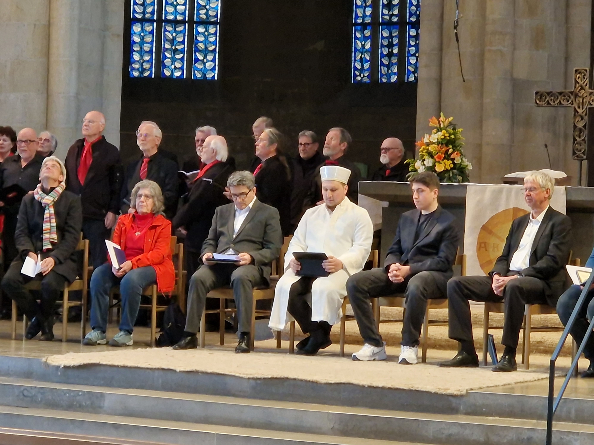 Channah von Eickstedt als Vertreterin der J&uuml;dischen Gemeinde Hildesheim - gemeinsam mit weiteren Mitgliedern von Abrahams Rundem Tisch - beim Interreligi&ouml;sen Friedensgebet 2023 in der Andreaskirche in Hildesheim  (Bild vergr&ouml;&szlig;ern)