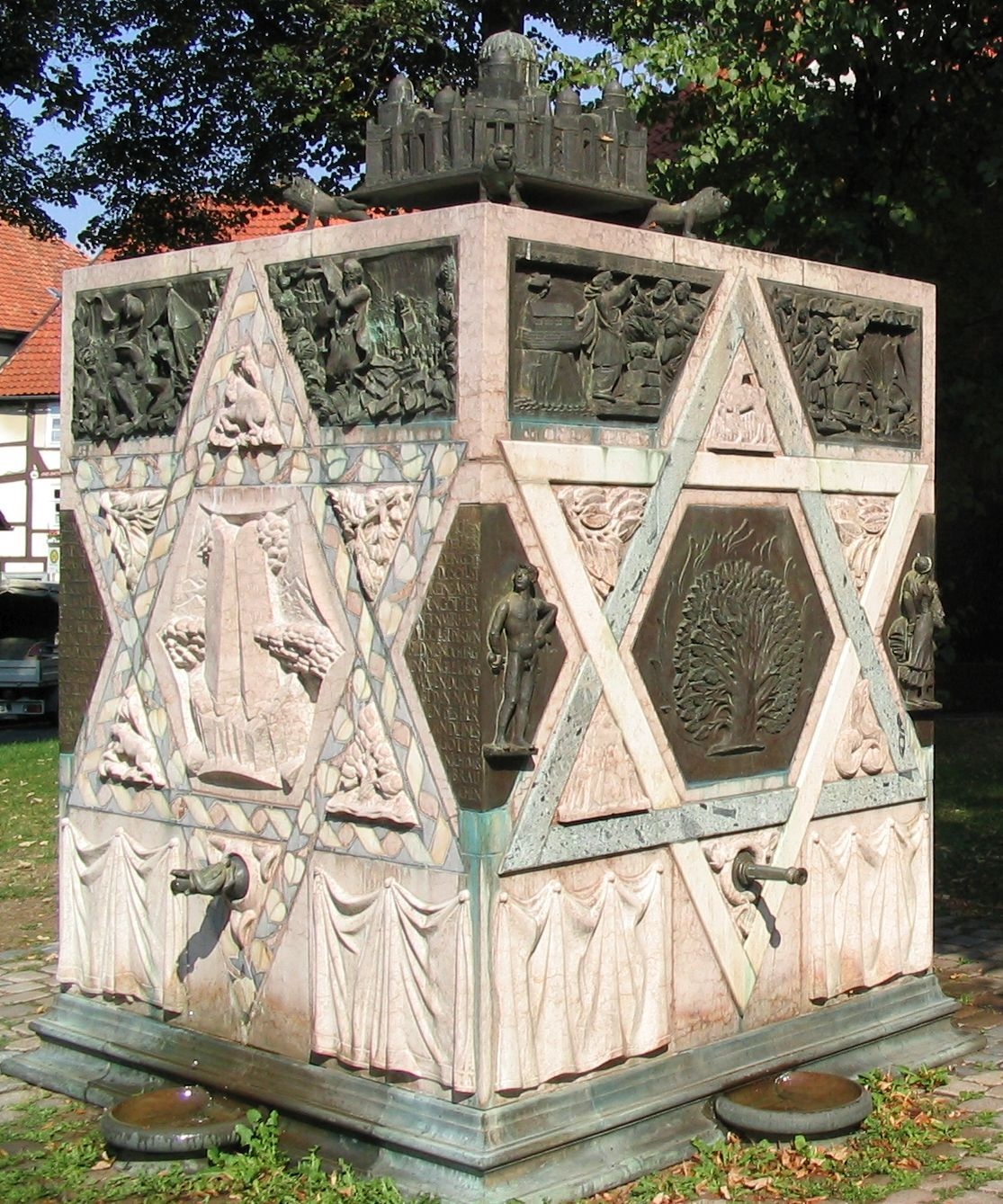 Mahnmal der am 09. November 1938 zerst&ouml;rten Synagoge am Lappenberg in Hildesheim. Zugleich Ort der allj&auml;hrlichen Gedenkveranstaltung zur Erinnerung an die Opfer der "Reichspogromnacht".  (Bild vergr&ouml;&szlig;ern)