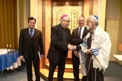 Besuch Bischof em. Norbert Trelle, im Gespr&auml;ch mit Rabbiner Jonah Siebers und Jona Simon sowie Gemeindevorsitzender Wolf-Georg von Eickstedt (2017)  (Bild vergr&ouml;&szlig;ern)