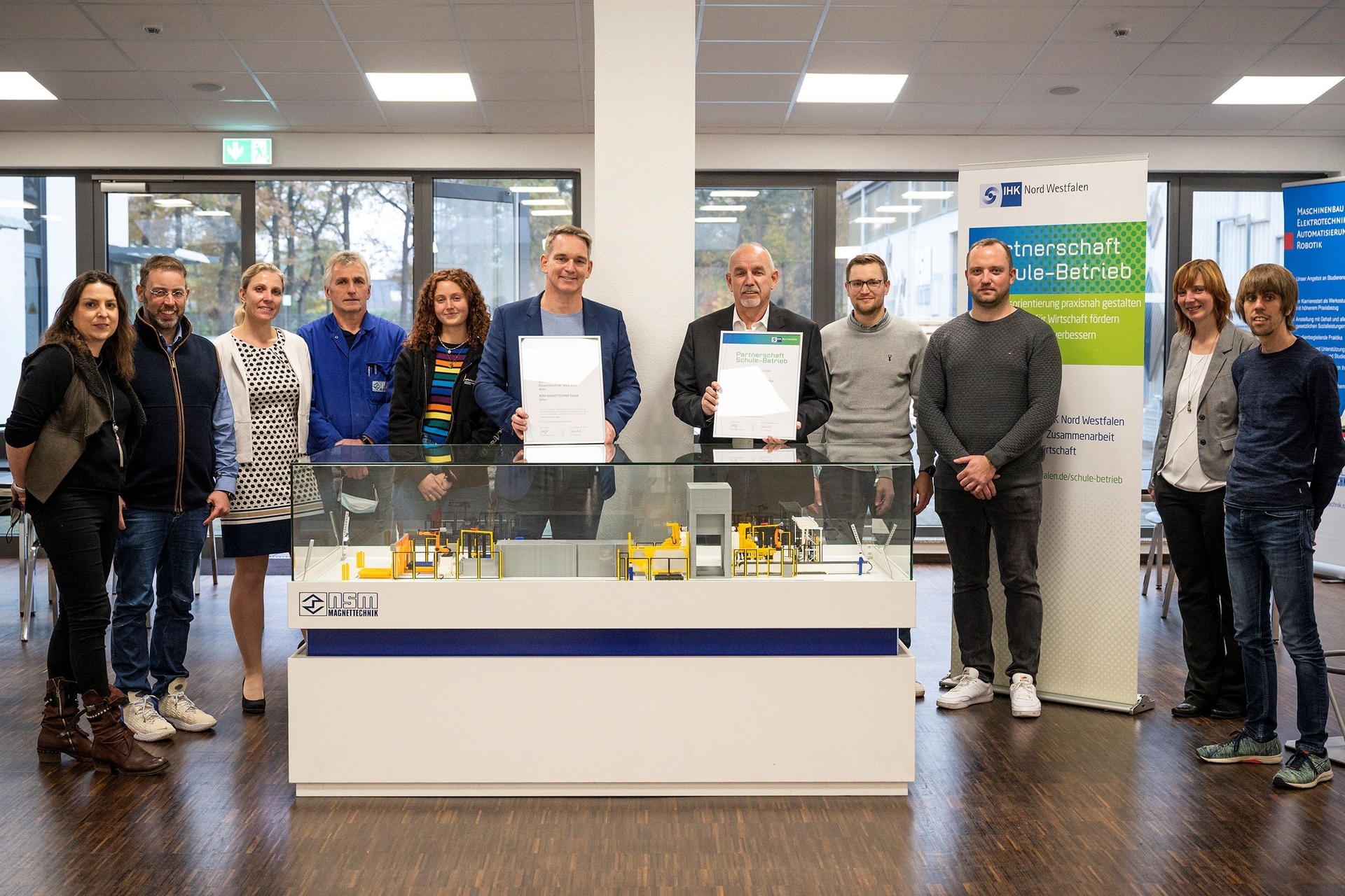 Bild: Freuen sich auf die Zusammenarbeit im IHK-Projekt „Partner-schaft Schule-Betrieb“ (v. l.): Antonia Hoppenberg (Studien- und Berufswahlkoordinatorin), Claas Niehues (Mint Koordinator), Yvonne Pawlack (Schulpflegschaftsvorsitzende), Paul Schuni-cht (Ausbildungsleiter), Lavinia Leckmann (Schülersprecherin), Dr. Jerome Biehle (Schulleiter), Ralf Buscher (Mitglied der NSM-Geschäftsführung), Mark Köster (Personalleiter), Matthias Zies-ke (Ausbilder), Melanie Vennemann (IHK-Projektmitarbeiterin) und Peter Koch (Ausbilder). Foto: Pöhnert/IHK