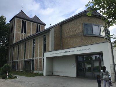Vorschaubild: Auch heute noch ist das Gebäude der St.Nikolaus-Kirche das beherrschende Gebäude am Ohlenhof in Gröpelingen.