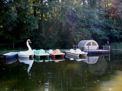Vorschaubild: Ein Blick auf die Mole am Familienpark. Nicht nur Tretboote kann man im Familienpark ausleihen- auch Kanus und Ruderboote sind im Verleih. Die Floßanmietung kann durch den Familienpark vermittelt werden.