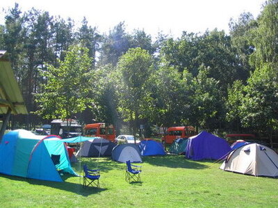 Vorschaubild: Die Autos der Camper stehen nicht weit entfernt vom Zelt.