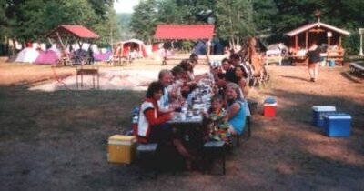 Vorschaubild: Beim Picknick auf dem Campingplatz  Gut, dass es auf dem Campingplatz viele Unterstände und Bierzeltgarnituren zum Sitzen gibt…….