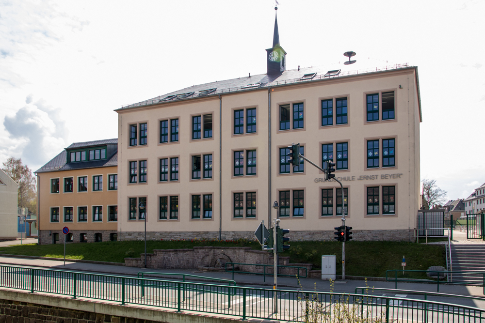 Bild: Vorderansicht Schule