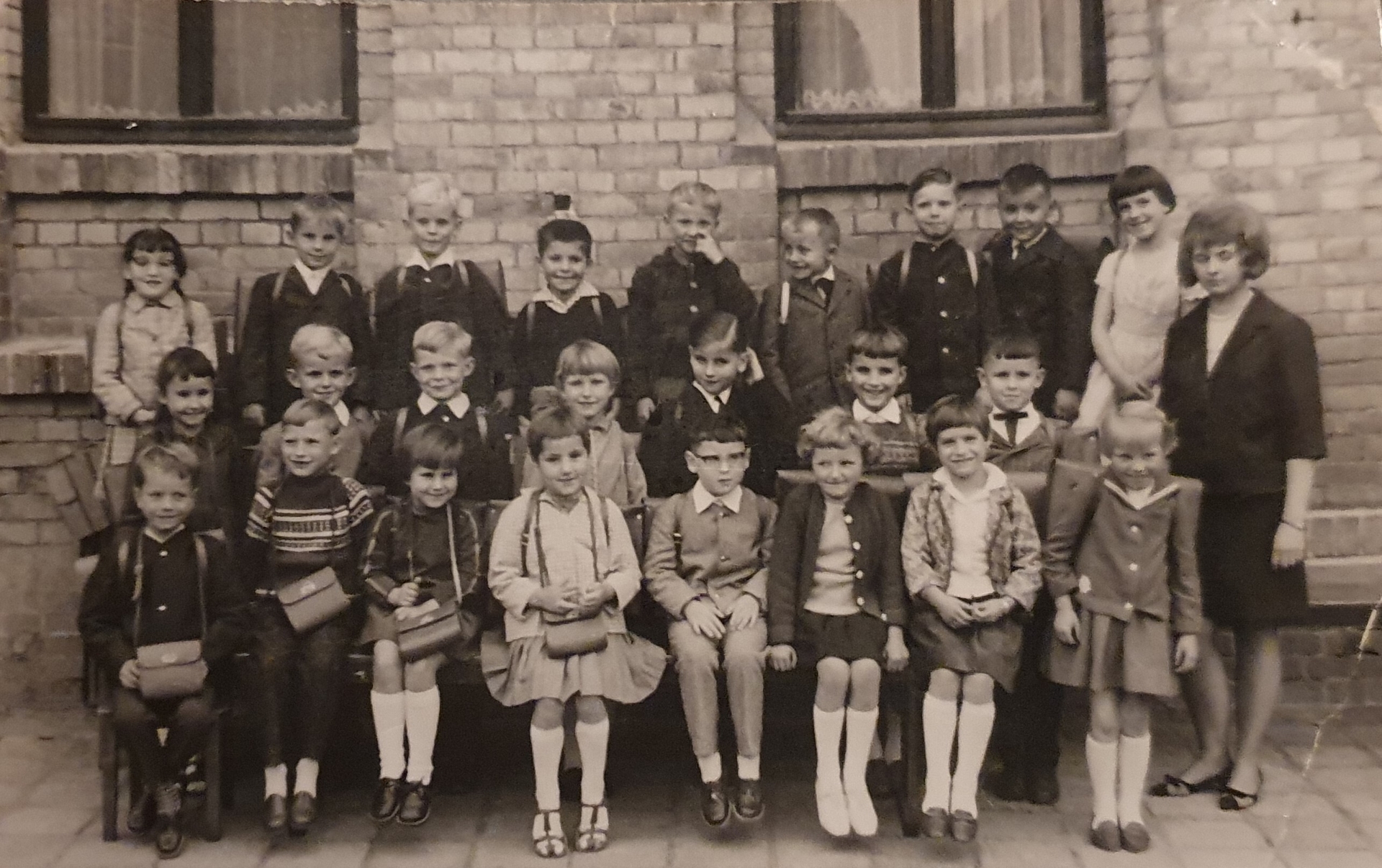 Bild: Einschulung 1966 Klasse 1A Klassenlehrerin Frau Sobetzko