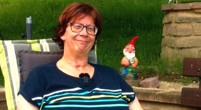 Bild: Silke Willrich aus Hefersweiler hilft einer Familie beim Ankommen in Deutschland
