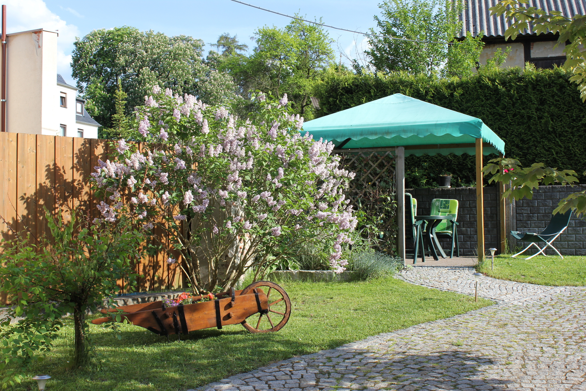 Bild: Sitzecke im Hof